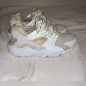 Nike Huarache White Size: 7Y  Decent Condition